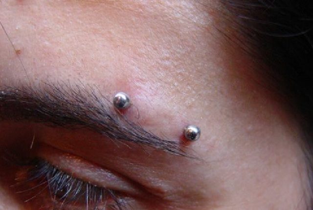 Tatuaggi e piercing possono causare l'epatite: ecco come prevenirla (5 regole)