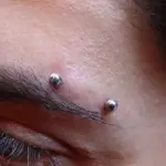 Tatuaggi e piercing possono causare l'epatite: ecco come prevenirla (5 regole)
