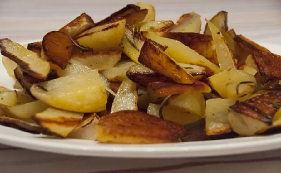 Patate tossiche, bruciare i cibi provoca il tumore: l'allarme "acrilammide"