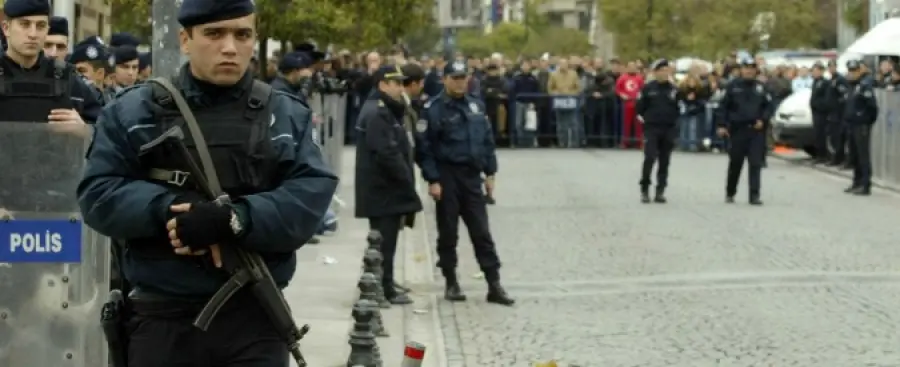 Turchia, autobomba davanti il Tribunale: panico a Smirne, ci sono due morti