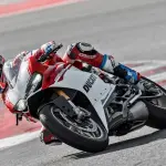 Ducati presenta la sua nuova supersportiva, una moto da strada con aspetto da corsa