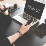 Abitudini quotidiane moderne: come sono cambiate e cosa rivelano