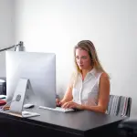 Come migliorare la postura durante il lavoro al computer