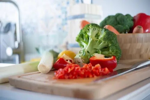 Alimentazione sana: principi base per mangiare bene senza diete estreme