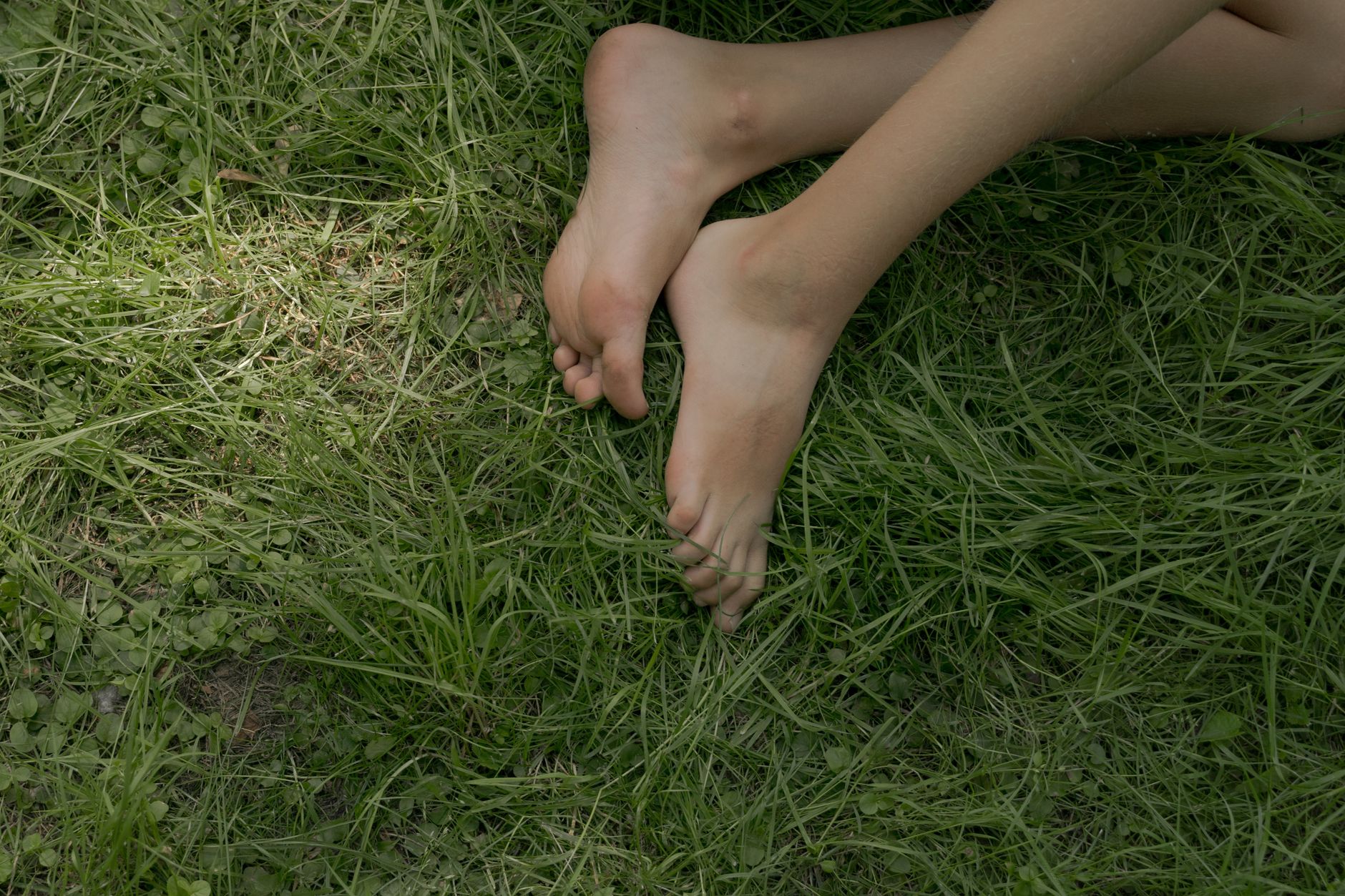 Camminare scalzi: benefici e come iniziare