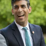 Chi è Rishi Sunak: biografia e carriera politica del candidato a Primo Ministro inglese