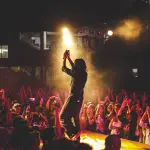 Universale: testo e significato della nuova canzone di Aaron, cantante di Amici 22