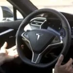 Entusiasmi smorzati dopo l’incidente mortale avvenuto tra un’auto della Tesla in modalità guida autonoma e un camion