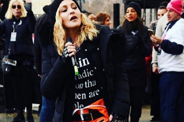 Madonna contro Trump: parole forti alla Women’s March. Imbarazzo alla Casa Bianca