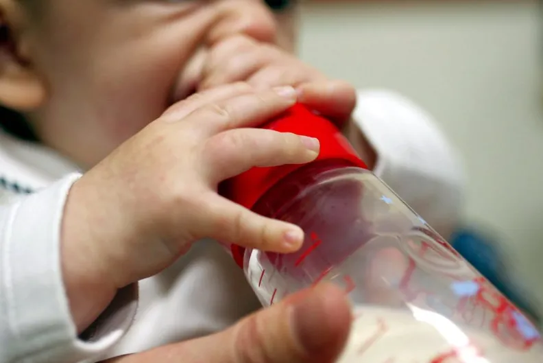 Madre cerca di uccidere la figlia di 3 anni con degli psicofarmaci nel biberon