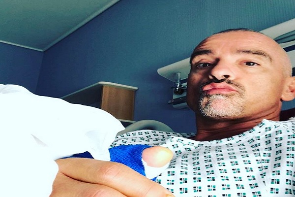 Eros Ramazzotti in ospedale dopo un'operazione, cos'è successo? Il selfie su Instagram per i fan