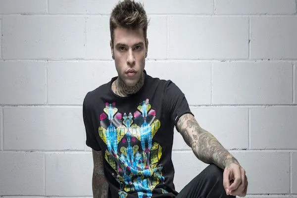 Fedez Gossip news, polemica per un autografo negato.