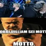 Sanremo 2017 seconda serata il bacio tra Robbie Williams e Maria De Filippi fa nascere l’ironia sul social per Maurizio Costanzo