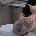 Tattoo Mania, il gatto tatuato fa infuriare i social: foto e video in Rete