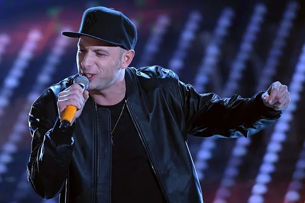 Sanremo 2017 Clementino dice ‘za fo’: significato del segnale lanciato sul palco