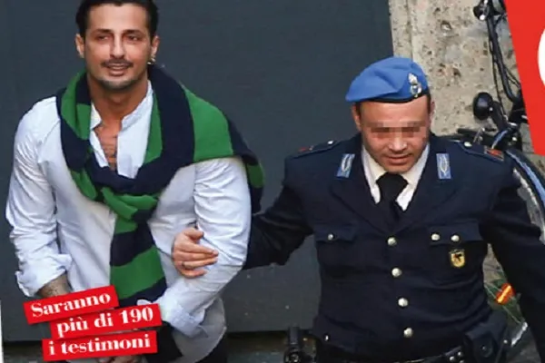 Fabrizio Corona fuori dal carcere: le foto prima dell’udienza del processo