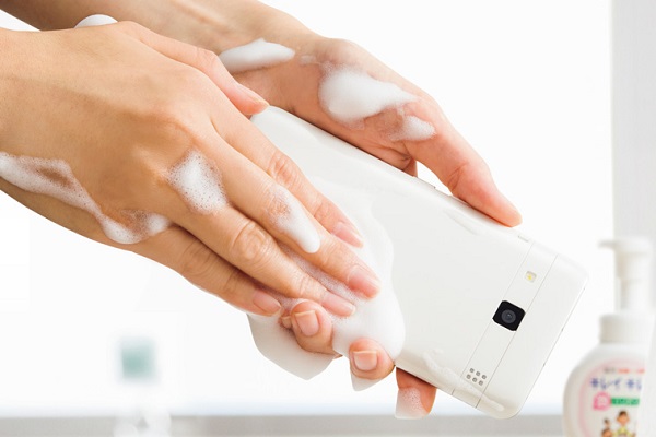 Rafre lo smartphone che si lava con acqua e sapone: come funziona?