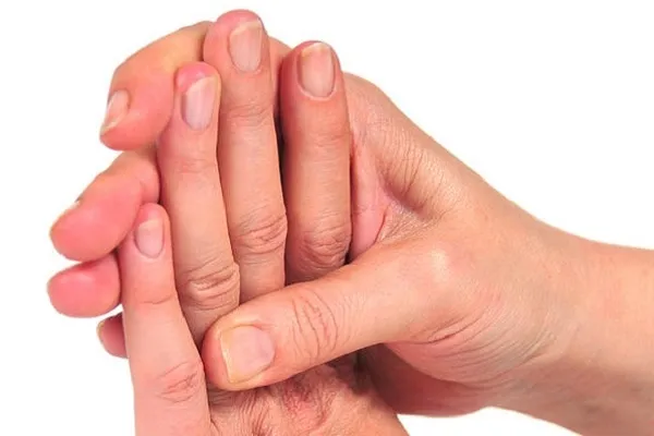 Mani e piedi sempre freddi? Attenzione alla sindrome di Raynaud, cause e cura