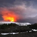 Etna eruzione in corso: dieci persone ferite dopo la colata di lava, il video di INGV