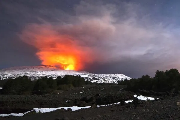 Etna eruzione in corso: dieci persone ferite dopo la colata di lava, il video di INGV