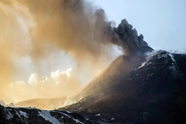 Etna eruzioni: L’attività del vulcano non si ferma, ancora lava sulla neve