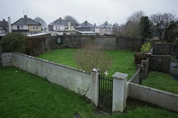 Orrore in Irlanda, scoperta fossa comune di bambini in un ex orfanotrofio a Tuam