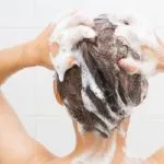 Zucchero nello shampoo: il rimedio naturale per capelli forti e sani. Funziona?