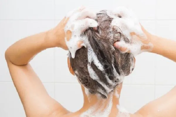 Zucchero nello shampoo: il rimedio naturale per capelli forti e sani. Funziona?