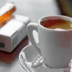 Caffè e sigaretta, da cosa nasce questo abbinamento: ecco perché è un binomio perfetto