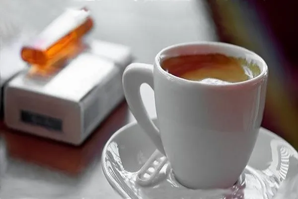Caffè e sigaretta, da cosa nasce questo abbinamento: ecco perché è un binomio perfetto