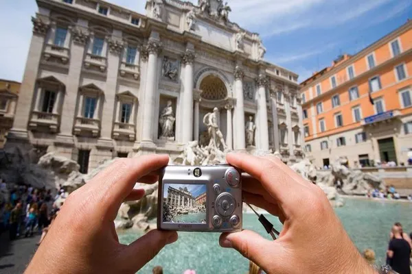 Roma, sosta vietata davanti alla Fontana di Trevi: la proposta della Raggi a Porta a Porta