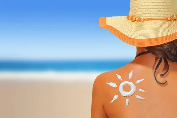 Abbronzarsi senza sole, scoperto il farmaco a base di melanina. Stop alle scottature