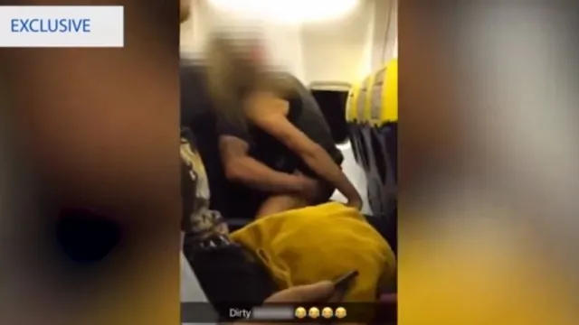 Scandalo sesso volo Ryanair, il video piccante della coppia finisce in rete