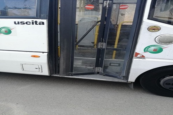 Firenze, immigrato accoltella l'autista di un bus