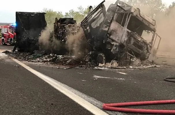 Incidente Autostrada A14, camion di frutta va a fuoco: info viabilità e traffico