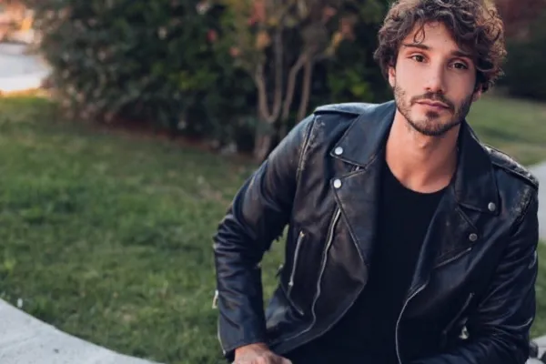 Stefano De Martino uomo dei record su Instagram, tutto grazie a Santiago