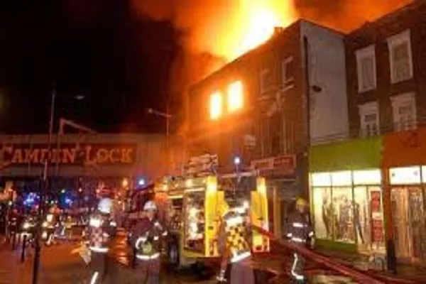 Incendio nella notte al Camden Market a Londra