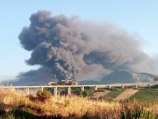 Allarme diossina ad Alcamo: nube nera tossica e rischio disastro ambientale