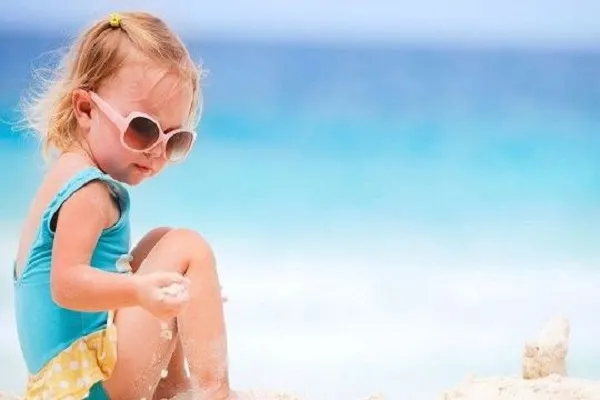 Bambini troppo nervosi al mare: la colpa è dei genitori