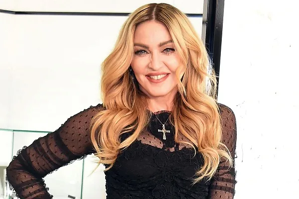 Madonna gaffe in video per il compleanno: Non ricordo le parole