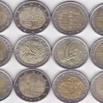Monete di due euro false in circolazione: il trucco per riconoscerle