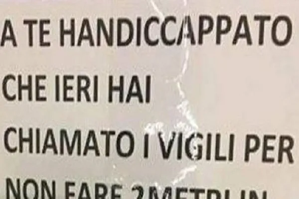 Multato per sosta su area disabili scrive un cartello pieno di insulti