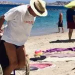 Porta la moglie disabile in spiaggia sotto il sole: la storia più bella dell’estate