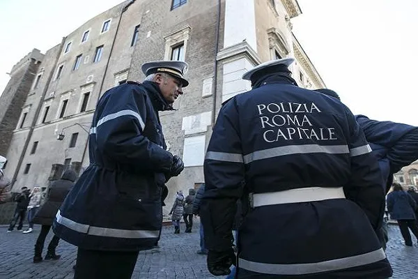 Roma, rompe un braccio a un vigile: lento a compilare verbale