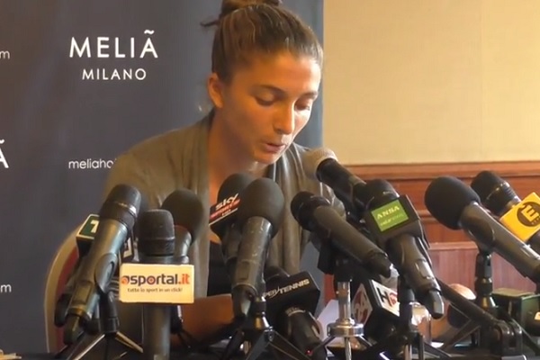 Sara Errani in lacrime alla conferenza stampa dopo la squalifica per doping