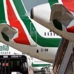 Alitalia in vendita, nuovo bando: accettate offerte per singole attività