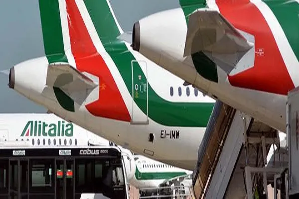 Alitalia in vendita, nuovo bando: accettate offerte per singole attività