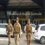 Napoli, militari Esercito aggrediti da gruppo immigrati, video virale