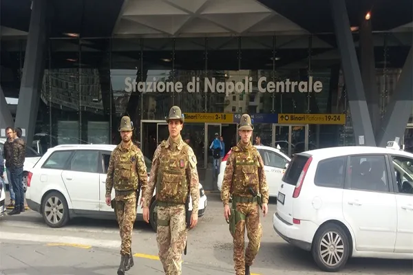 Napoli, militari Esercito aggrediti da gruppo immigrati, video virale