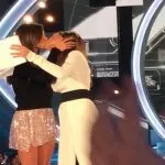 Bacio saffico in diretta prima serata tra Ilary Blasi e Belen Rodriguez al Grande Fratello VIP